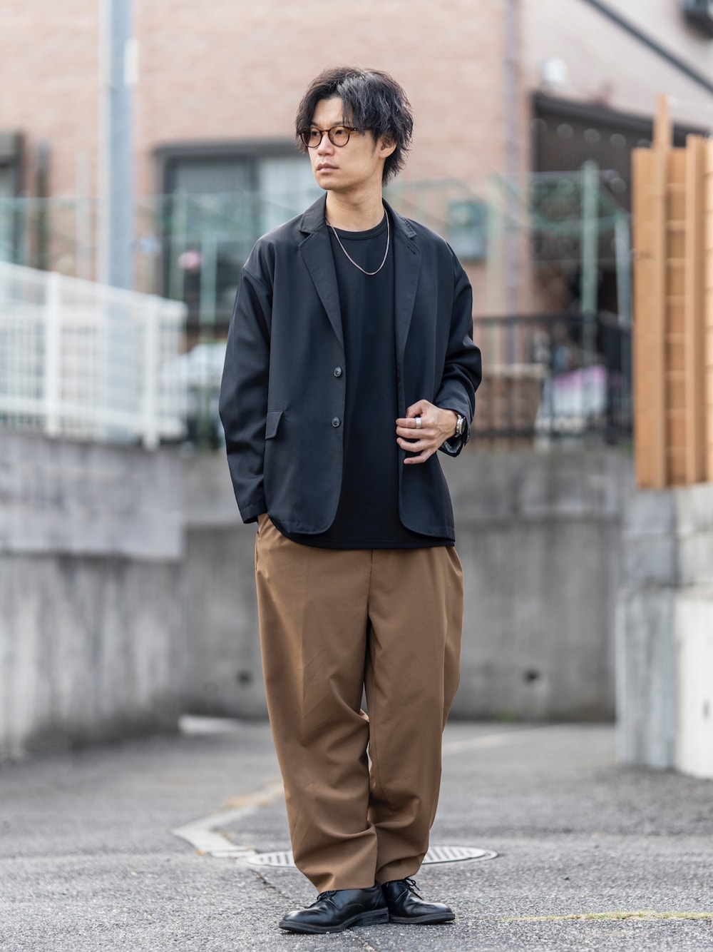 「スラックス、ファッションを楽しもう、休日スタイル、秋冬コーデ、カジュアルコーデ、秋、シンプルコーデ、大人カジュアル、きれいめカジュアル、革靴、秋服、めがね、メガネ男子、ブラウン、ジャケット」｜「FREAK'S STOREの【イージーケア】テックウール ジャケット/テーラードジャケット（テーラードジャケット、ブラック系）」を使った、Ryu--taさん（メンズ・183cm）の秋コーディネートの1枚目の写真