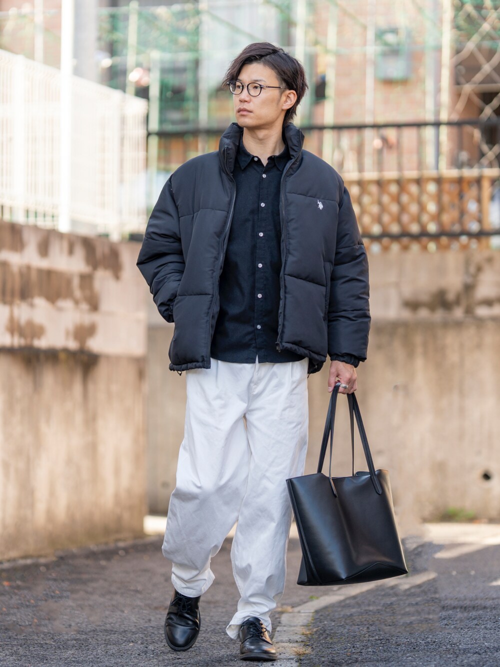 「きれいめカジュアル、大人カジュアル、メンズファッション、クリスマスに着たい服、マイベストコーデ2023、冬アウター、モノトーン、モノトーンコーデ、白黒、メガネ男子、ダウンジャケット、大人コーデ、ホワイトコーデ、ブラックコーデ、トートバッグ」｜「U.S. POLO ASSN.の∴WEGO/【23年秋冬新作】U.S.POLO ASSN.別注オーバーサイズエコダウンジャケット【WEB限定】（ダウンジャケット/コート、ブラック系）」を使った、Ryu--taさん（メンズ・183cm）の冬コーディネートの1枚目の写真