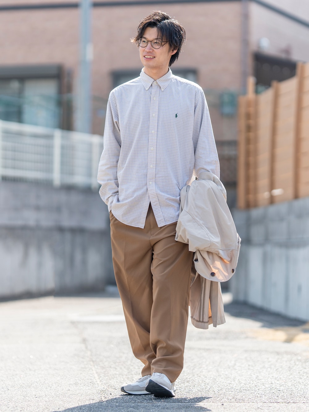 ベージュ系のシャツ/ブラウス、ベージュ系のステンカラーコート、ブラウン系のスラックスを着用したメンズの春コーディネートの1枚目の写真