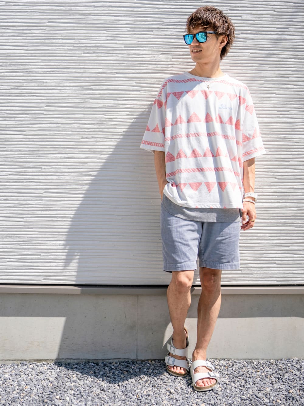 レッド系のTシャツ/カットソー、グレー系のタンクトップ、ブルー系のその他パンツを着用したメンズの夏コーディネートの1枚目の写真