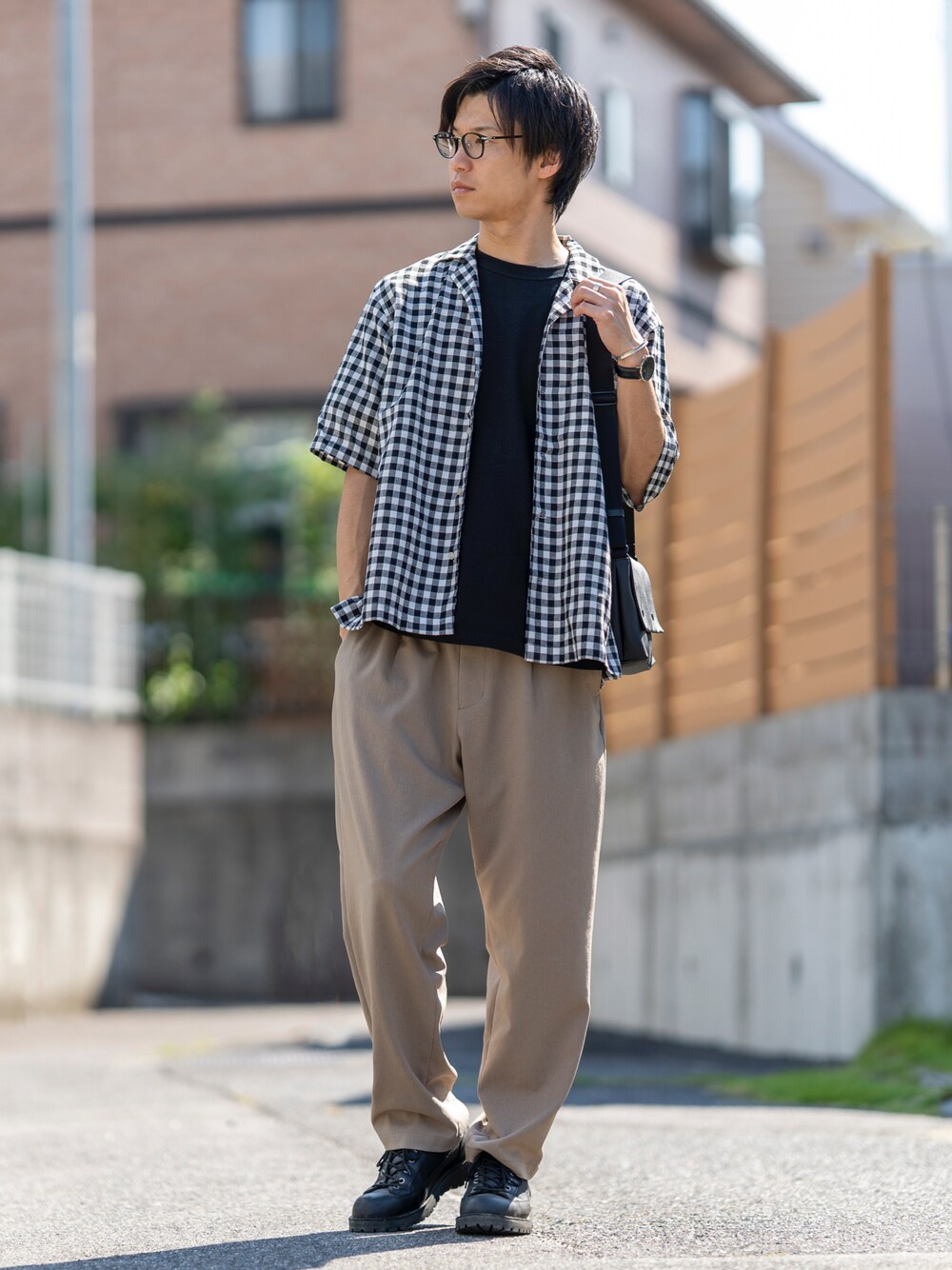 その他のシャツ/ブラウス、ブラック系のTシャツ/カットソー、ベージュ系のスラックスを着用したメンズの秋コーディネートの1枚目の写真