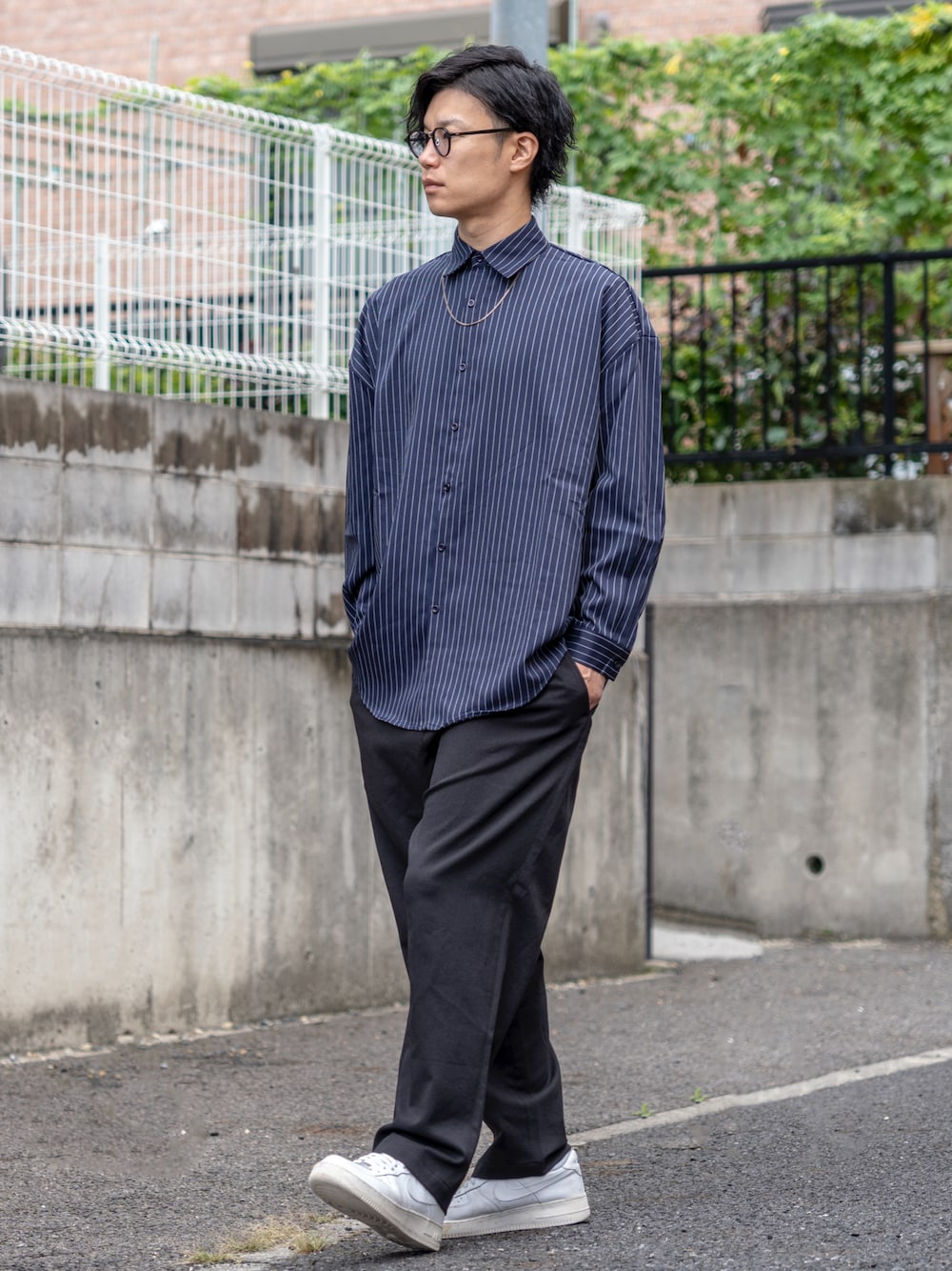 「シンプルコーデ、秋服まるっと大公開、秋コーデ、シャツ、大人カジュアル、オーバーサイズ、きれいめカジュアル、ルーズシルエット、ドロップショルダー、ストライプ、ストライプシャツ、スニーカー、シャツスタイル、スニーカーコーデ、ストリート」｜「JOKERのオーバーサイズ長袖シャツ メンズ ストライプルーズシルエットシャツ ビッグシルエットシャツ 秋服 夏服（シャツ/ブラウス、ブルー系）」を使った、Ryu--taさん（メンズ・183cm）の秋コーディネートの1枚目の写真