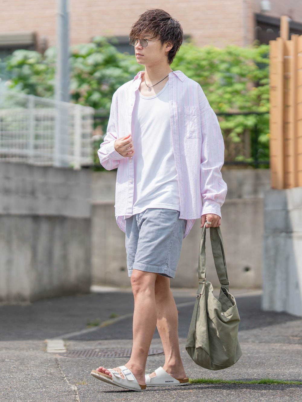 ピンク系のシャツ/ブラウス、グレー系のタンクトップ、ブルー系のその他パンツを着用したメンズの夏コーディネートの1枚目の写真