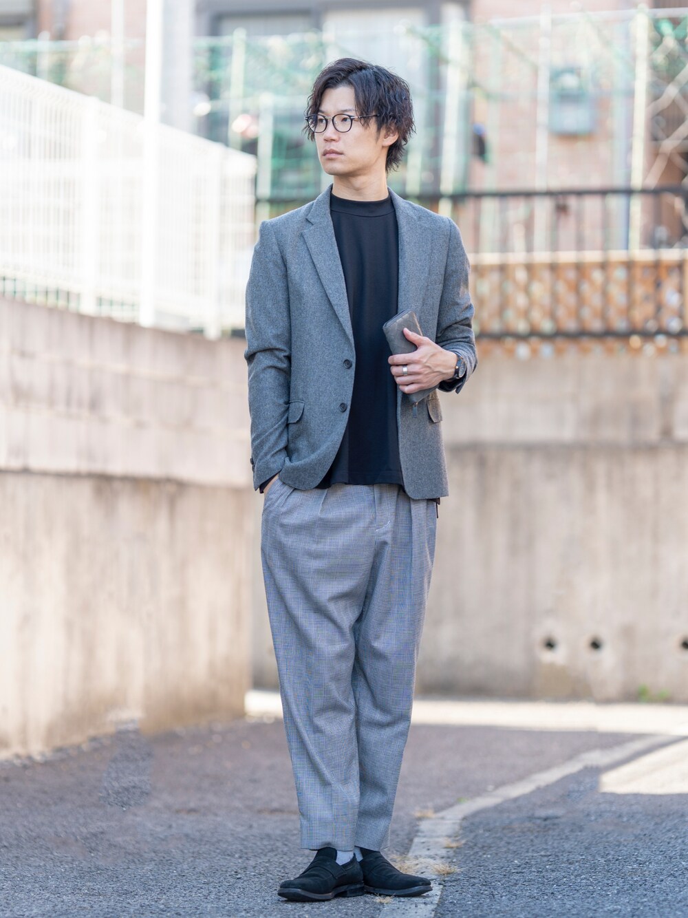 「モノトーン、ファッションを楽しもう、休日スタイル、秋服、オトナカジュアル、秋冬コーデ、ワイドパンツ、メガネ男子、革靴、グレー、チェックパンツ、モックネック、テーラードジャケット、シンプルコーデ、きれいめカジュアル」｜「JOURNAL STANDARDの【Begin掲載】【尾州産】THERMOLITE ホームスパン2Bジャケット#（テーラードジャケット、グレー系）」を使った、Ryu--taさん（メンズ・183cm）の秋コーディネートの1枚目の写真