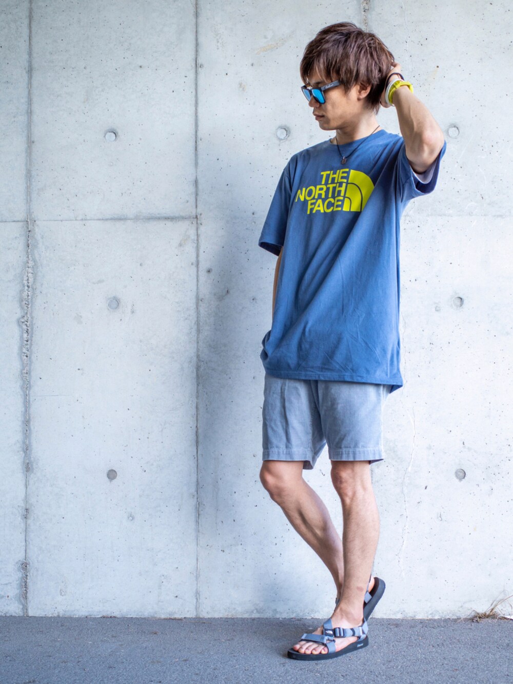 ブルー系のTシャツ/カットソー、ブルー系のその他パンツ、グレー系のサンダルを着用したメンズの夏コーディネートの1枚目の写真