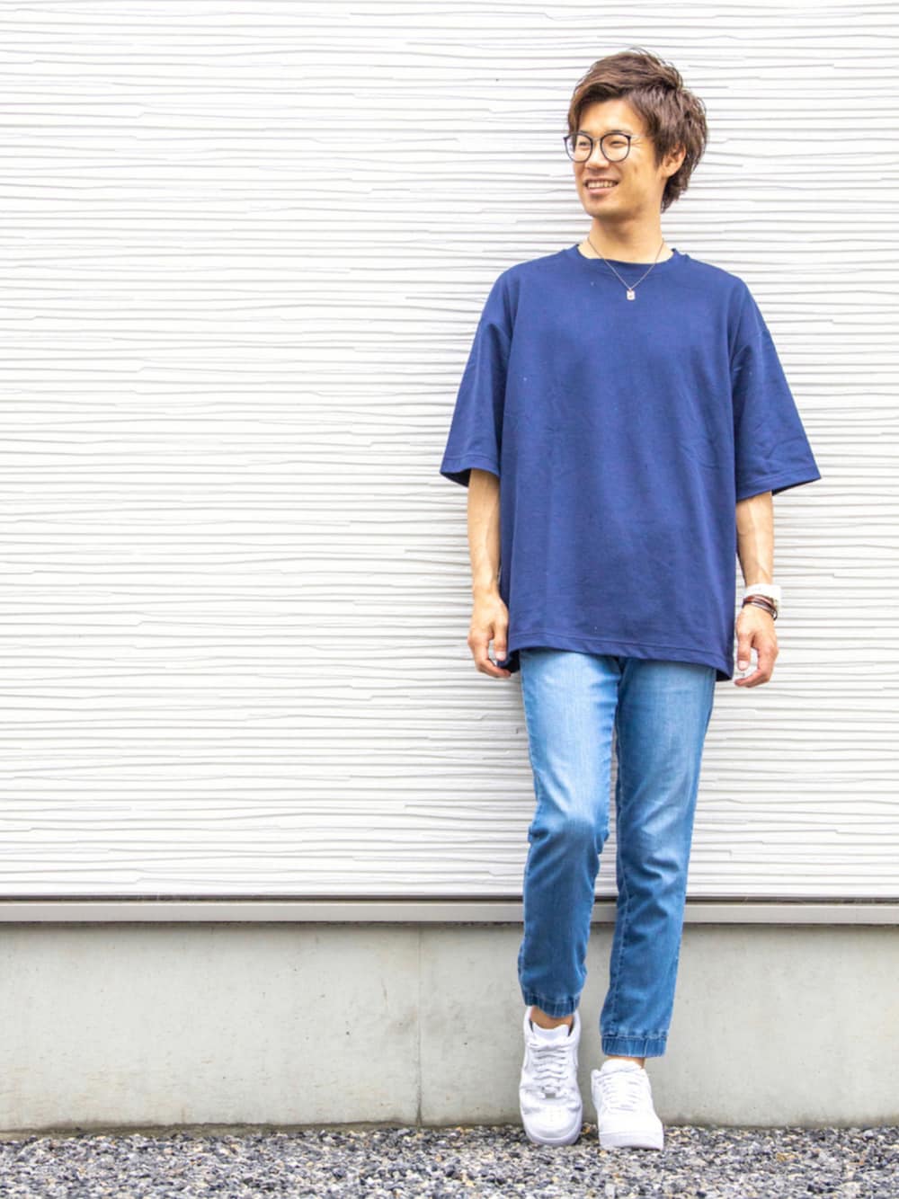 ブルー系のTシャツ/カットソー、ブルー系のその他パンツ、ホワイト系のスニーカーを着用したメンズの夏コーディネートの1枚目の写真