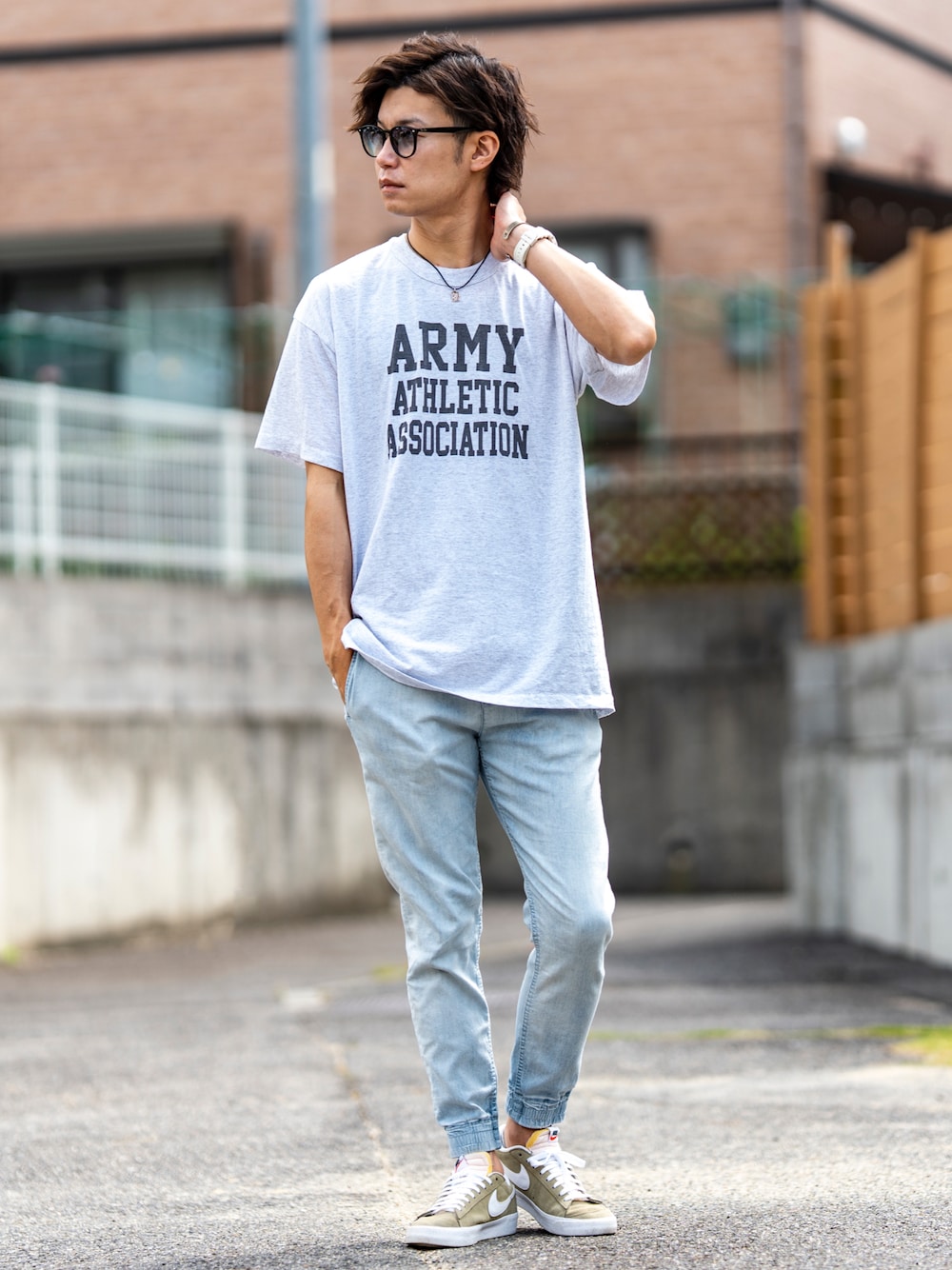 その他のTシャツ/カットソー、ブルー系のその他パンツ、グリーン系のスニーカーを着用したメンズの夏コーディネートの1枚目の写真