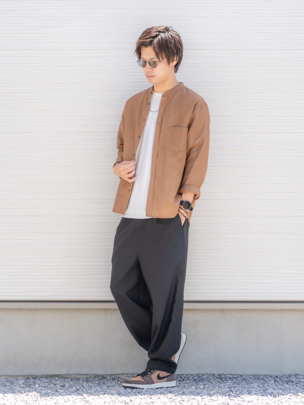 ブラウン系のシャツ/ブラウス、ホワイト系のTシャツ/カットソー、ブラック系のその他パンツを着用したメンズの春コーディネートの1枚目の写真