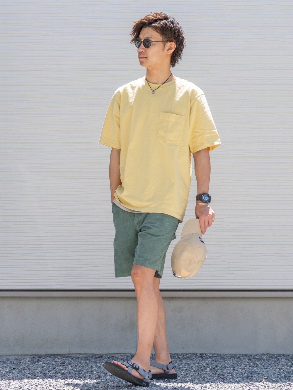 イエロー系のTシャツ/カットソー、グリーン系のパンツ、グレー系のサンダルを着用したメンズの夏コーディネートの1枚目の写真