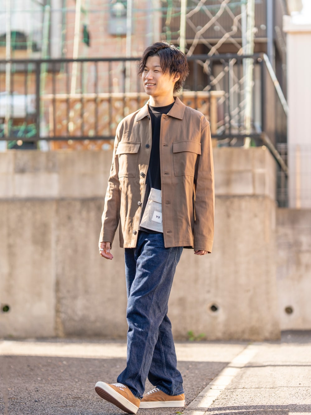 ブラウン系のジャケット/アウター、ブラック系のTシャツ/カットソー、ブルー系のデニムパンツを着用したメンズの秋コーディネートの1枚目の写真