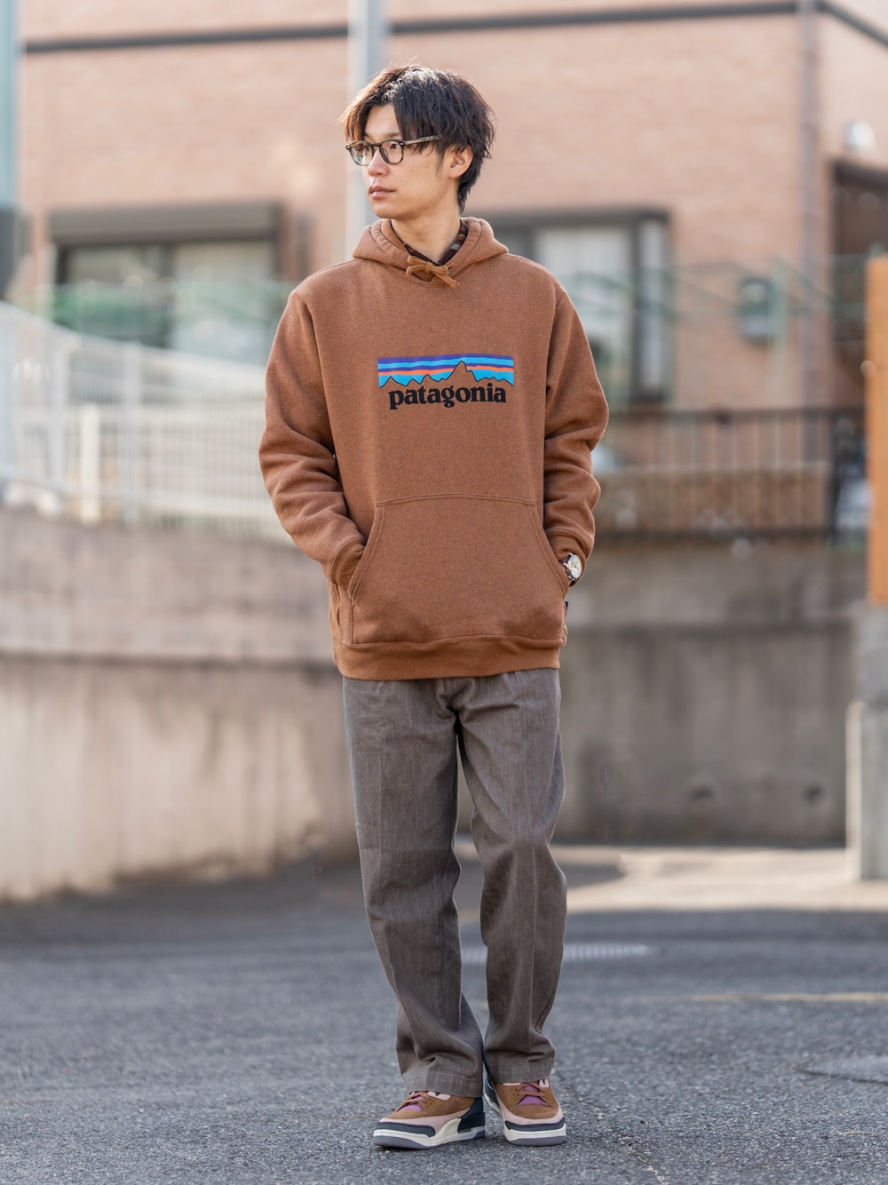 ブラウン系のパーカー、ブラウン系のシャツ/ブラウス、ブラウン系のデニムパンツを着用したメンズの冬コーディネートの1枚目の写真