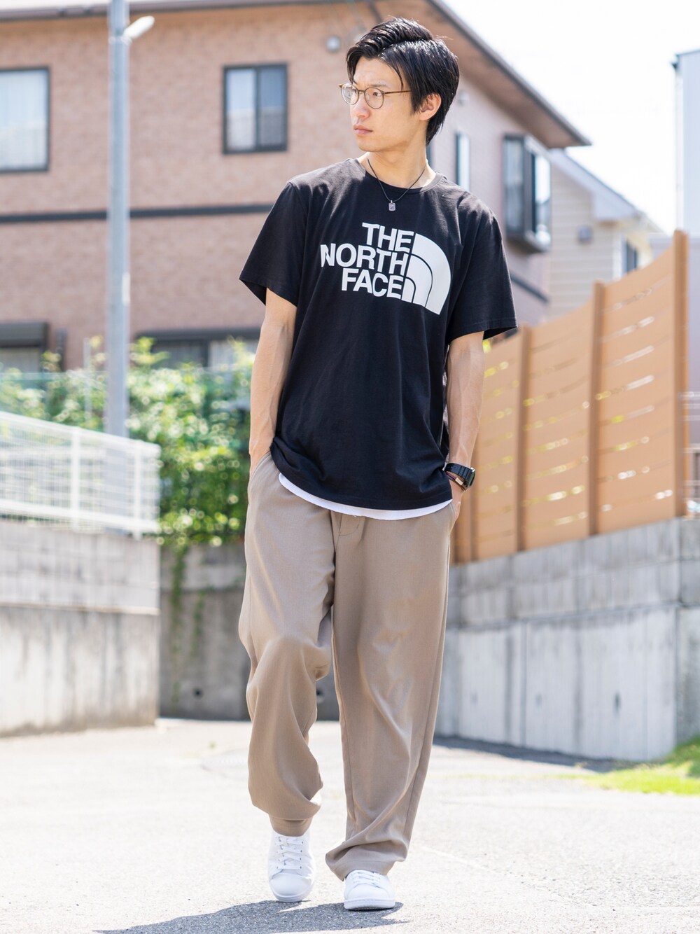 ブラック系のTシャツ/カットソー、グレー系のタンクトップ、ベージュ系のスラックスを着用したメンズの夏コーディネートの1枚目の写真