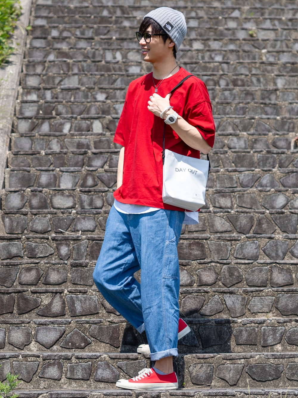 レッド系のTシャツ/カットソー、ホワイト系のショルダーバッグ、ホワイト系のTシャツ/カットソーを着用したメンズの夏コーディネートの1枚目の写真