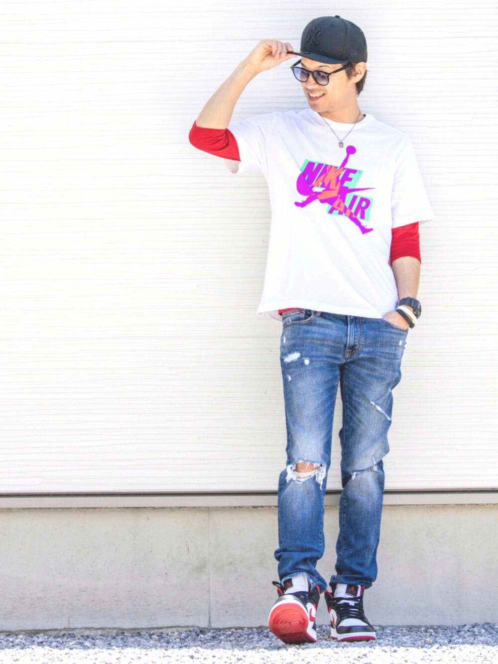 ホワイト系のTシャツ/カットソー、ブルー系のデニムパンツ、ホワイト系のスニーカーを着用したメンズの夏コーディネートの1枚目の写真