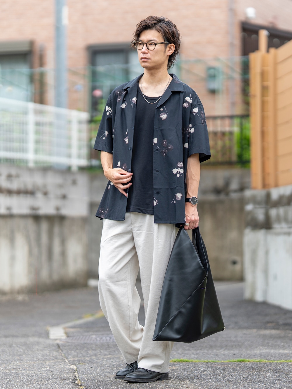 ブラック系のシャツ/ブラウス、ブラック系のタンクトップ、ホワイト系のスラックスを着用したメンズの夏コーディネートの1枚目の写真