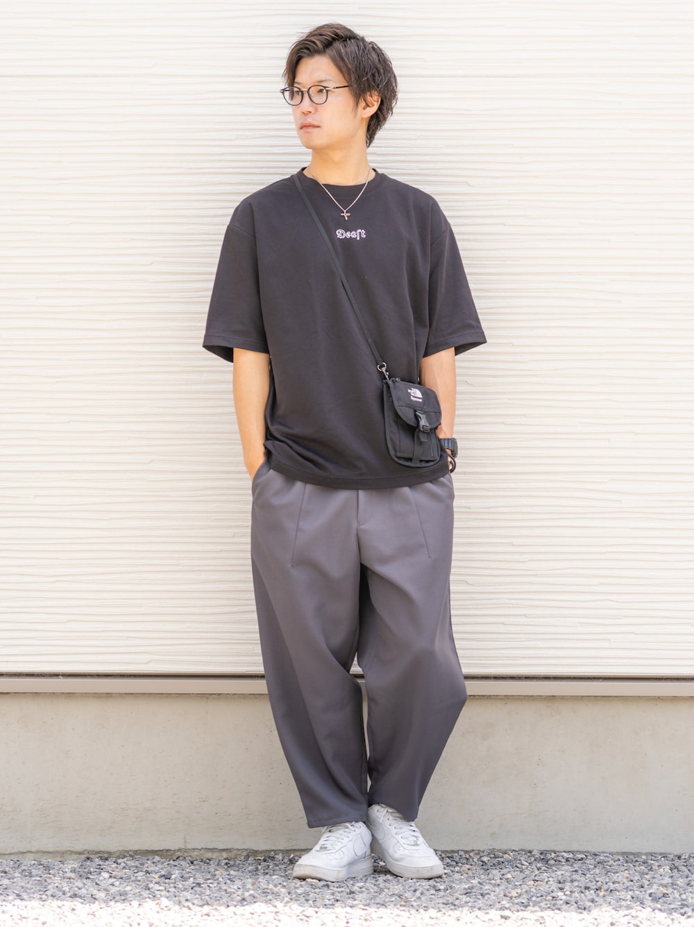 「春夏コーデ、夏コーデ、カジュアルコーデ、大人カジュアル、オーバーサイズ、ワイドパンツ、プチプラ、ユニクロ、ユニクロコーデ、UNIQLO、UNIQLO U、メガネ男子、モノトーン、スニーカー、ミニバッグ」｜「Deastのアイテム（Tシャツ/カットソー、ブラック系）」を使った、Ryu--taさん（メンズ・183cm）の春コーディネートの1枚目の写真