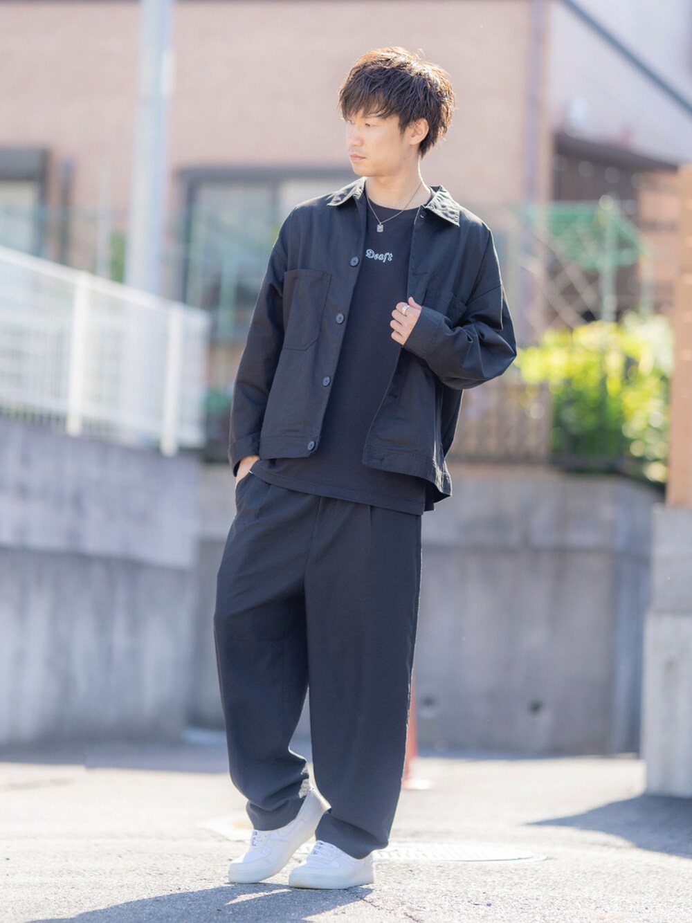 ブラック系のジャケット/アウター、ブラック系のTシャツ/カットソー、ブラック系のその他パンツを着用したメンズの秋コーディネートの1枚目の写真