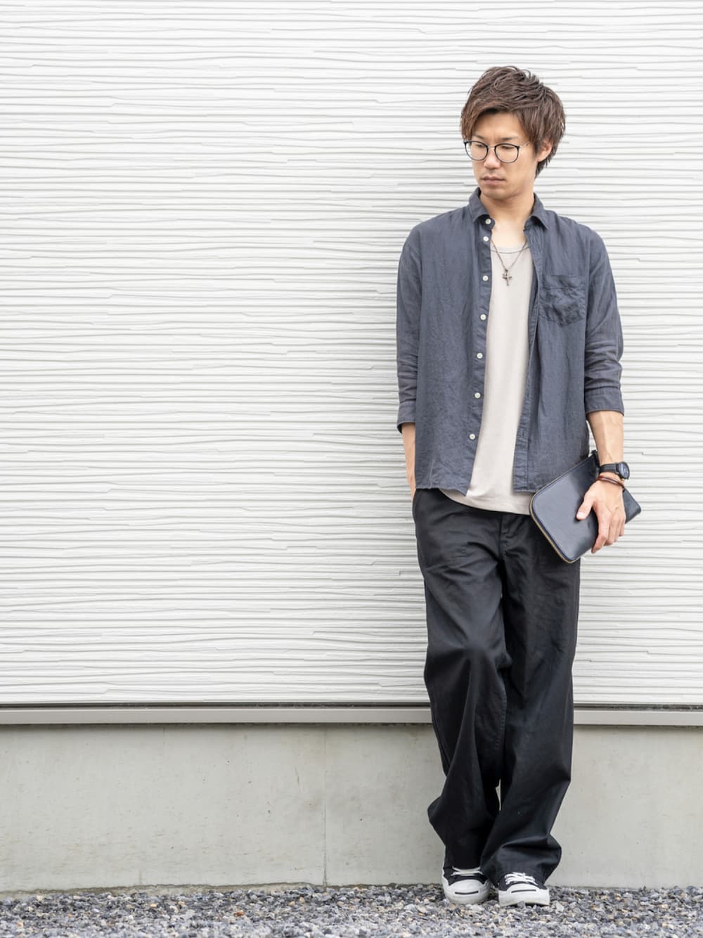 ブラック系のシャツ/ブラウス、グレー系のタンクトップ、ブルー系のクラッチバッグを着用したメンズの夏コーディネートの1枚目の写真
