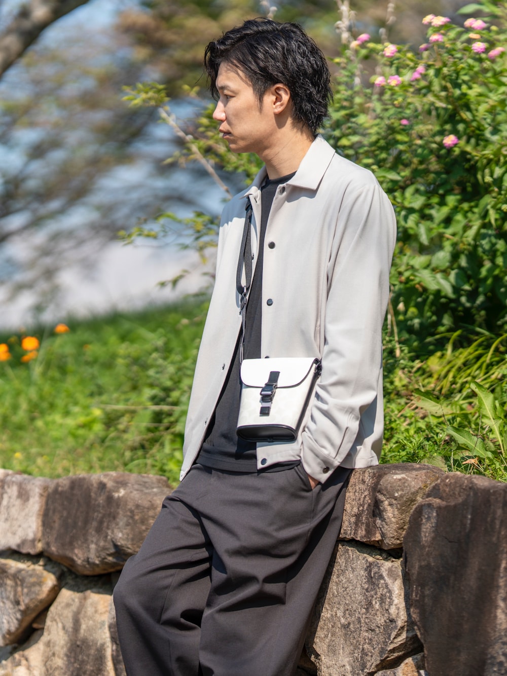 ホワイト系のブルゾン、ブラック系のTシャツ/カットソー、グレー系のその他パンツを着用したメンズの秋コーディネートの1枚目の写真