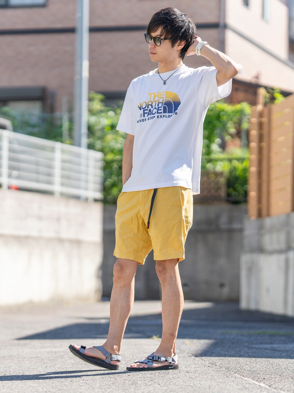 ホワイト系のTシャツ/カットソー、イエロー系のその他パンツ、グレー系のサンダルを着用したメンズの夏コーディネートの1枚目の写真