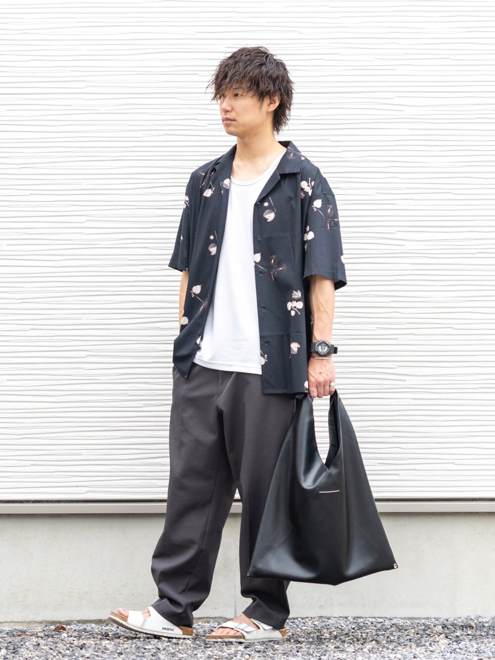 ブラック系のシャツ/ブラウス、グレー系のタンクトップ、グレー系のその他パンツを着用したメンズの夏コーディネートの1枚目の写真