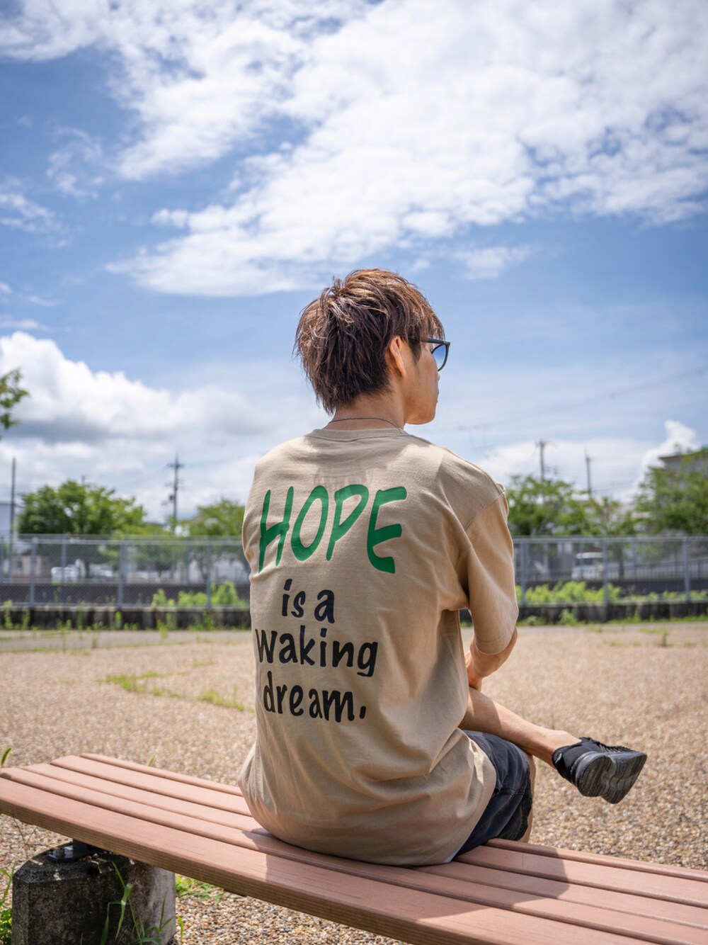ベージュ系のTシャツ/カットソー、ブラック系のその他パンツ、ブラック系のサンダルを着用したメンズの夏コーディネートの1枚目の写真