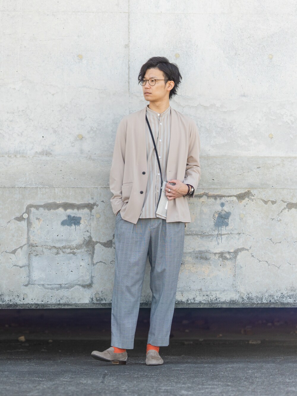 ベージュ系のノーカラージャケット、その他のシャツ/ブラウス、グレー系のその他パンツを着用したメンズの秋コーディネートの1枚目の写真
