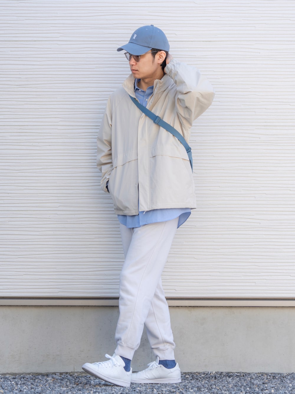 ホワイト系のジャケット/アウター、ブルー系のビジネスシャツ、ブルー系のショルダーバッグを着用したメンズの春コーディネートの1枚目の写真