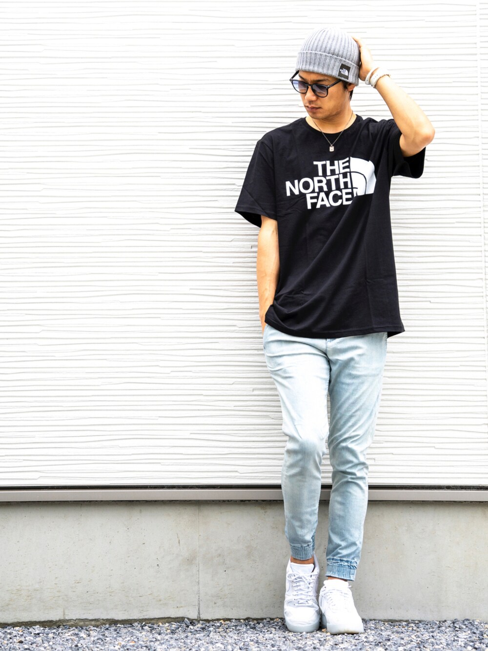 ブラック系のTシャツ/カットソー、ブルー系のその他パンツ、ホワイト系のスニーカーを着用したメンズの夏コーディネートの1枚目の写真