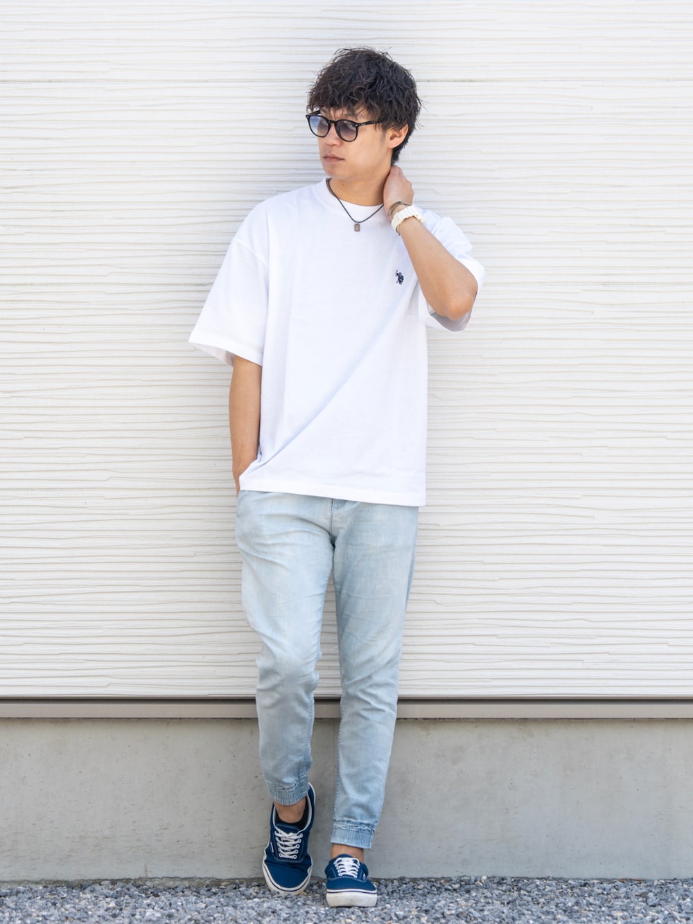 ホワイト系のTシャツ/カットソー、ブルー系のその他パンツ、ブルー系のスニーカーを着用したメンズの春コーディネートの1枚目の写真
