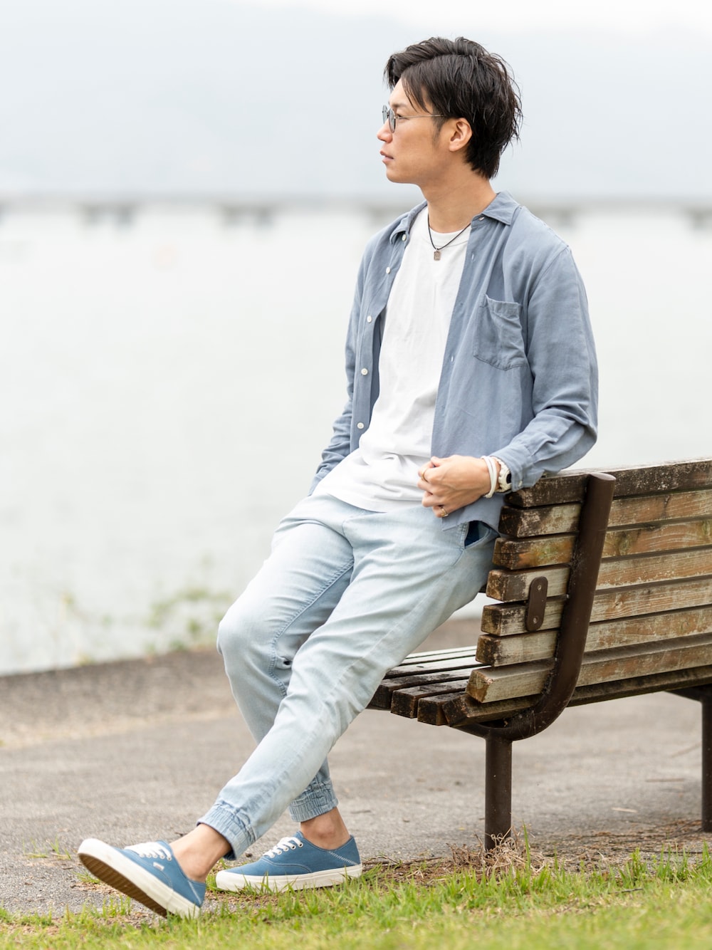 ブルー系のシャツ/ブラウス、ホワイト系のTシャツ/カットソー、ブルー系のその他パンツを着用したメンズの春コーディネートの1枚目の写真