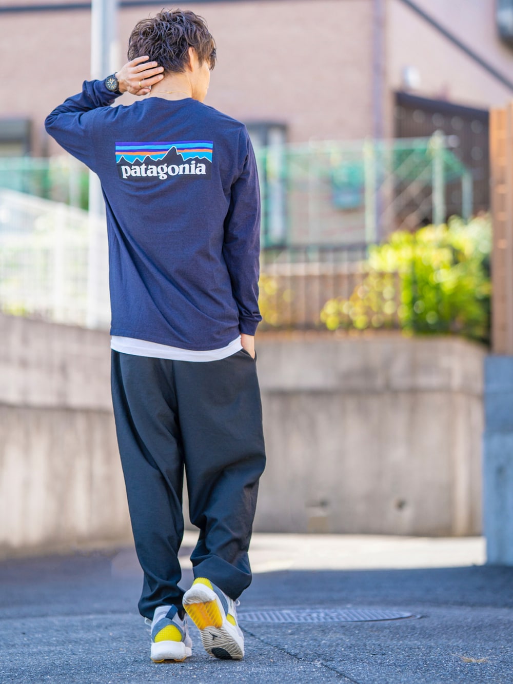 「スニーカー、ビッグシルエット、シンプル、レイヤードスタイル、ロンT、オーバーサイズ、大人カジュアル、休日スタイル、パタゴニア、ワイドパンツ、patagonia、リラックススタイル、カジュアルコーデ、秋コーデ、秋冬コーデ」｜「patagoniaのpatagonia / パタゴニア　ロングスリーブ P6 ロゴ レスポンシビリティー L/S P6 LOGO RESPONSIBILI-TEE（Tシャツ/カットソー、ブルー系）」を使った、Ryu--taさん（メンズ・183cm）の秋コーディネートの1枚目の写真