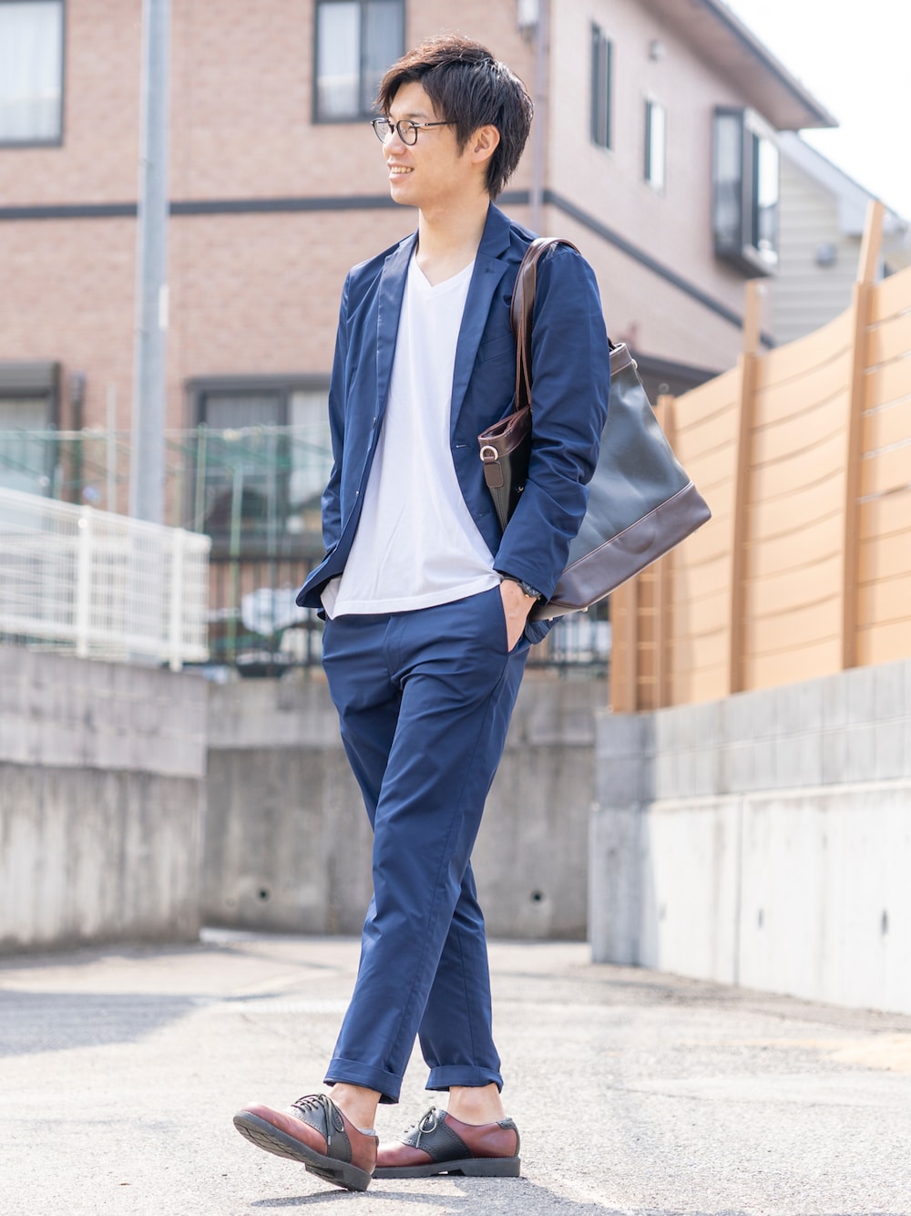 ブルー系のセットアップ、ホワイト系のTシャツ/カットソー、ブラック系のトートバッグを着用したメンズの春コーディネートの1枚目の写真