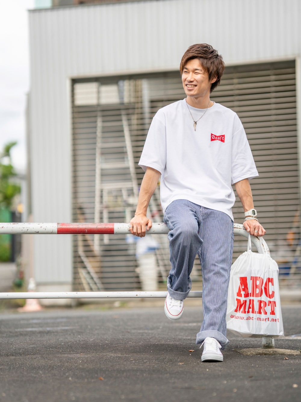 ホワイト系のTシャツ/カットソー、その他のその他パンツ、ホワイト系のスニーカーを着用したメンズの夏コーディネートの1枚目の写真