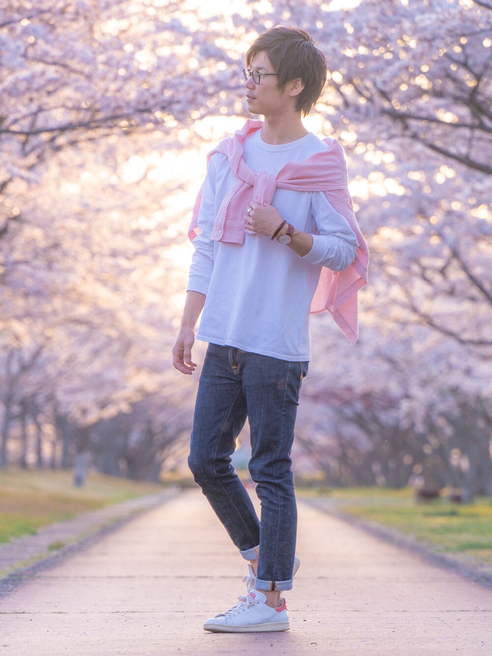 ホワイト系のTシャツ/カットソー、ブルー系のデニムパンツ、ホワイト系のスニーカーを着用したメンズの春コーディネートの1枚目の写真