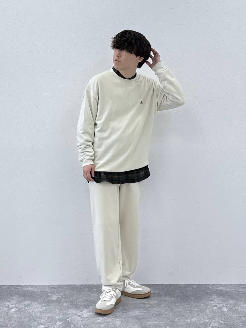 ベージュ系のスニーカー、ブラウン系のシャツ/ブラウスを着用したメンズの秋コーディネートの1枚目の写真