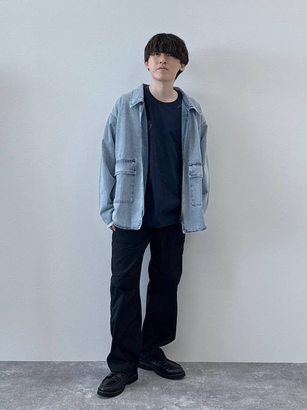 ブラック系のその他パンツ、ブラック系のその他シューズ、ブルー系のTシャツ/カットソーを着用したメンズの夏コーディネートの1枚目の写真