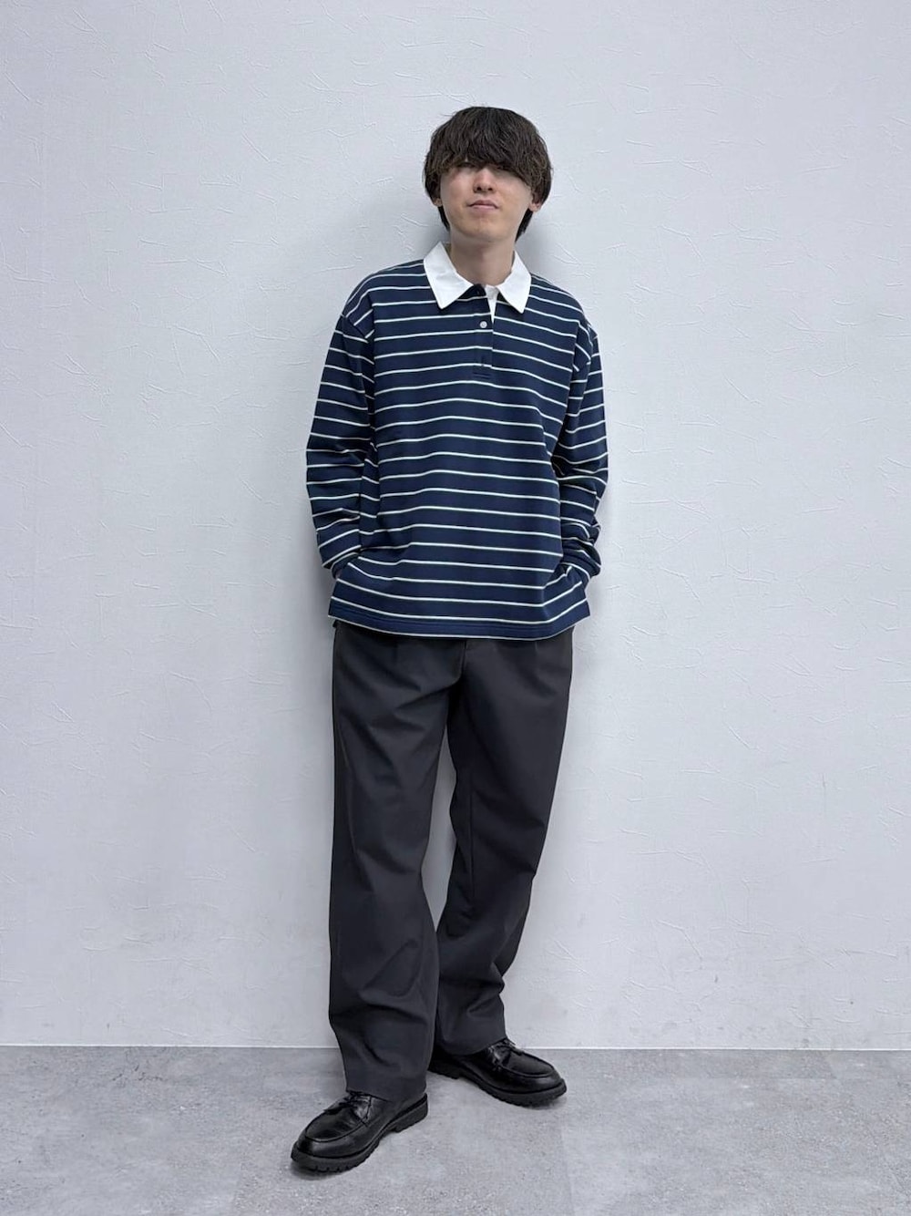 ブラック系のその他シューズ、グレー系のその他パンツ、ブルー系のスウェットを着用したメンズの冬コーディネートの1枚目の写真