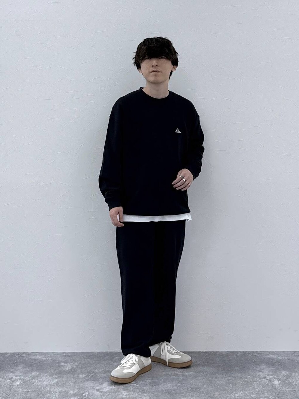 ベージュ系のスニーカー、ホワイト系のTシャツ/カットソー、ブラック系のTシャツ/カットソーを着用したメンズの秋コーディネートの1枚目の写真