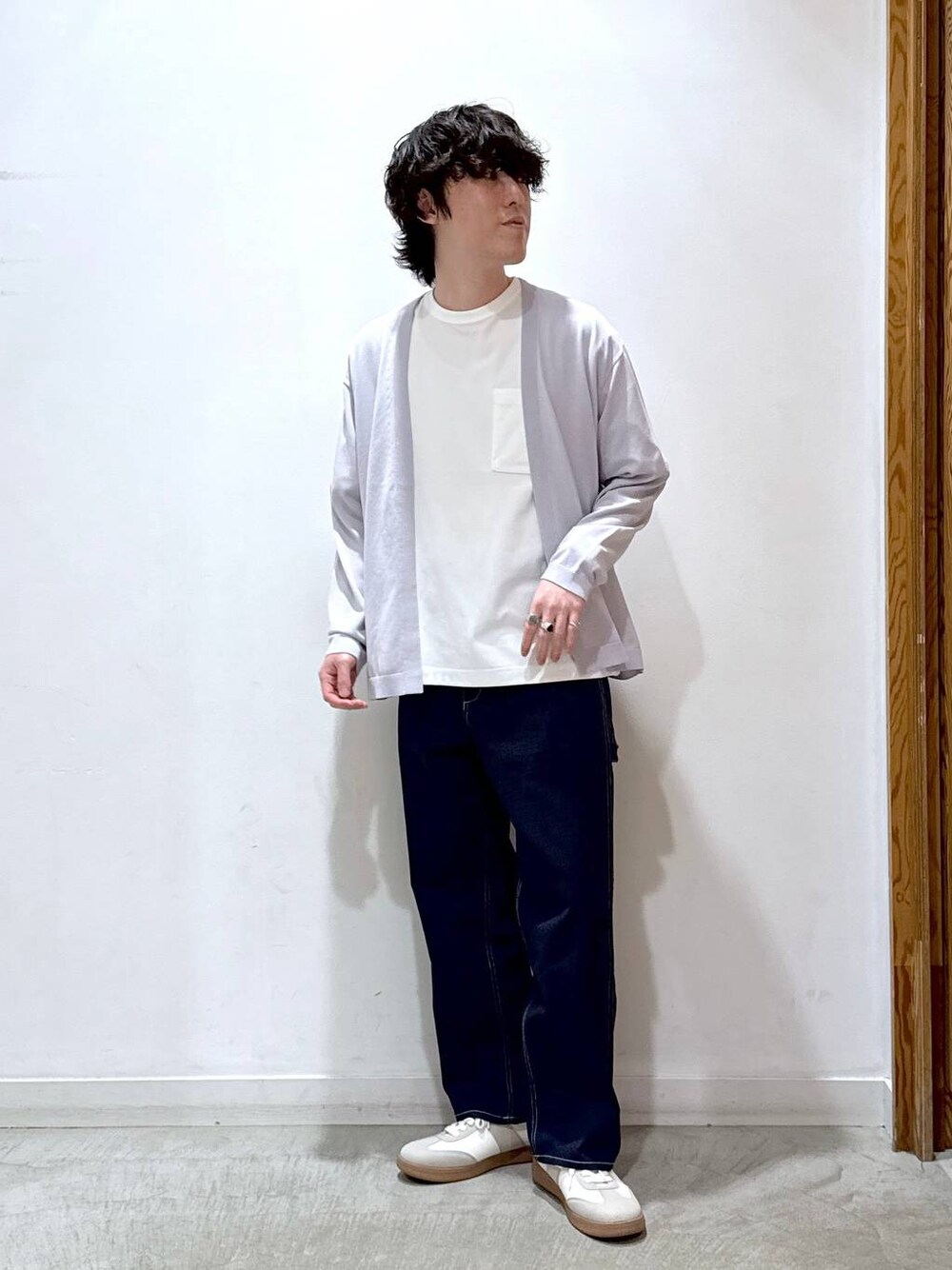 ベージュ系のスニーカー、パープル系のカーディガン/ボレロ、ブルー系のデニムパンツを着用したメンズの夏コーディネートの1枚目の写真