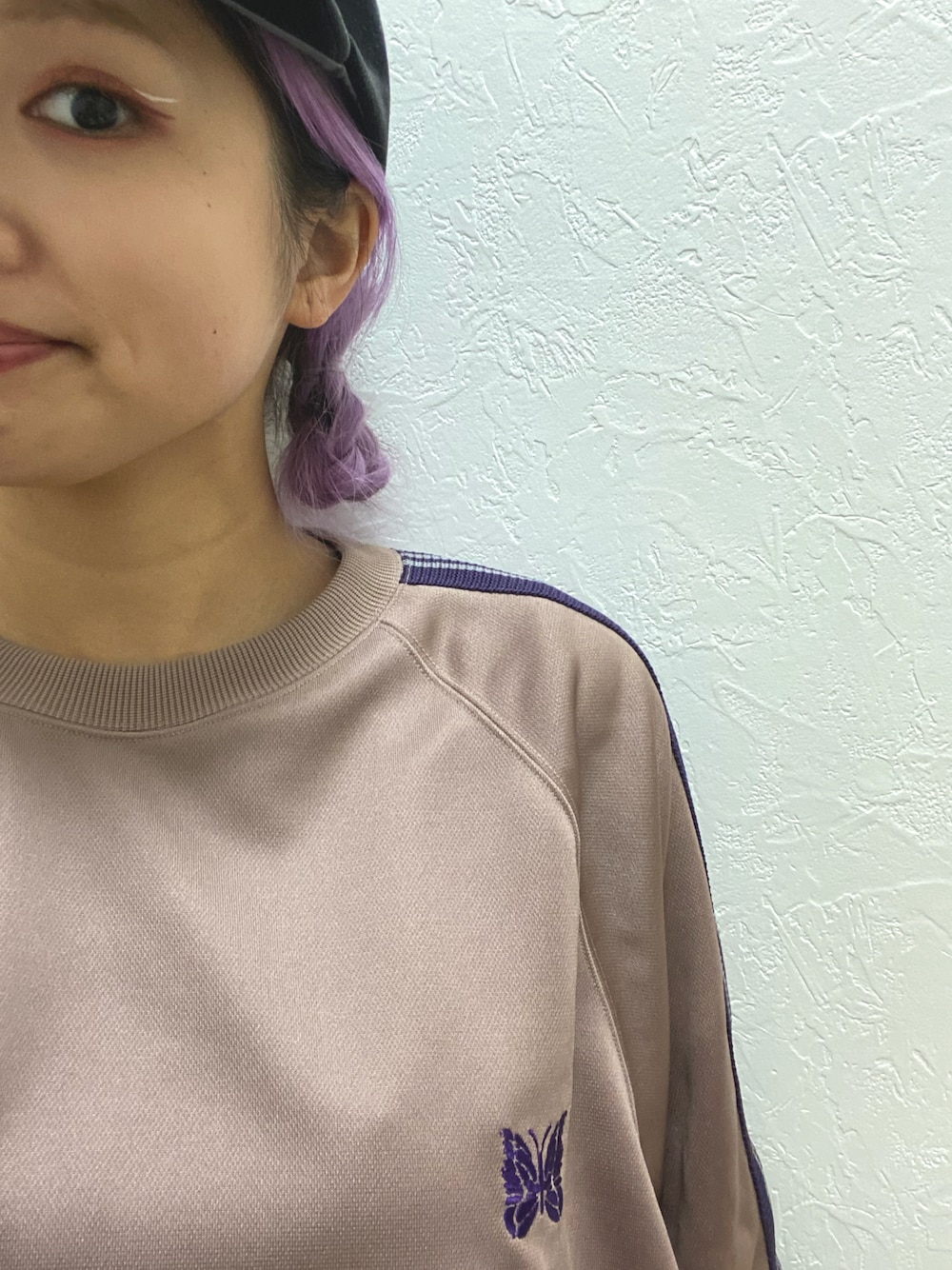 「スウェット、トレーナー、トラックジャケット、トラックパンツ、NEEDLES、Nepenthes、パープル、キャップ、メンズライク、ボーイッシュ、ツインテール、カラーコーデ、秋ルック紹介するよ、パーカー、オーバーサイズ」｜「NeedlesのTrack Crew Neck Shirt - Poly Smooth（シャツ/ブラウス、その他）」を使った、ミミさん（レディース・153cm）の秋コーディネートの1枚目の写真