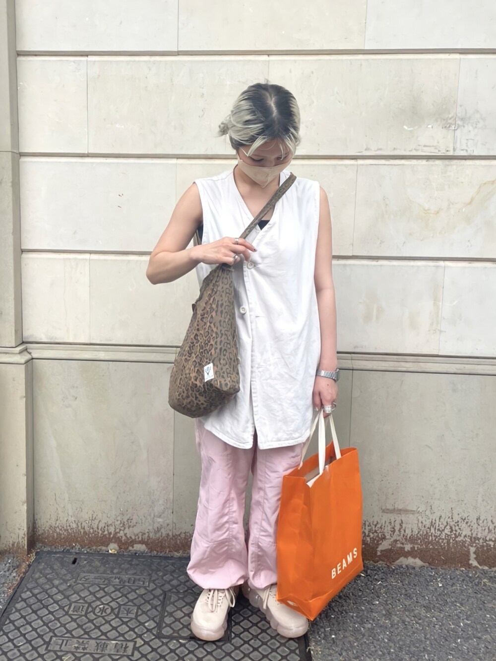 「カジュアル、ジレ、ノースリーブ、ベスト、カーゴパンツ、ワークパンツ、ストリート、ひょう柄、レオパード、ピンクパンツ、mikio sakabe、grounds、ダッドスニーカー、Nepenthes、ショルダーバッグ」｜「Chicoの【新色追加】裾絞りカーゴパンツ（カーゴパンツ、ピンク系）」を使った、ミミさん（レディース・153cm）の夏コーディネートの1枚目の写真
