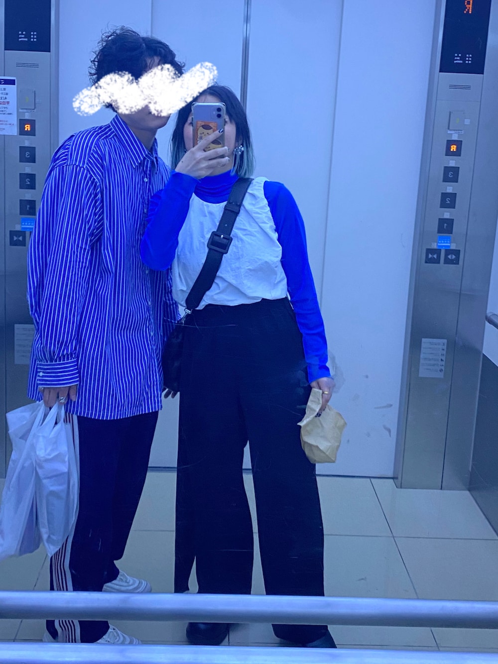「ブルーコーデ、ブルー、ショルダーバッグ、MaisonMargiela、グラムスラム、glamslam、メゾンマルジェラ、パドルブーツ、スラックス、ベスト、クロップドトップス、ストライプシャツ、トラックパンツ、graphpaper、シアートップス」｜「HYKEのサイズ1（パンツ、ブラック系）」を使った、ミミさん（レディース・153cm）の春コーディネートの1枚目の写真