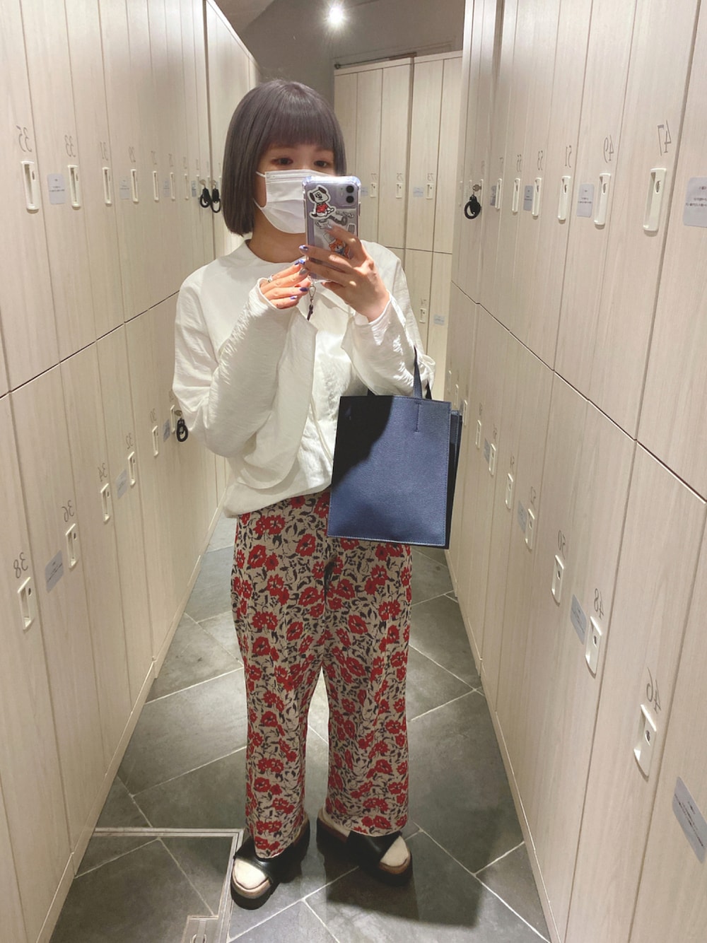 「柄パンツ、ワイドパンツ、ニットパンツ、シャツスタイル、ブラウス、シャツ、モード、個性派、ハンドバッグ、白シャツ、セーラーカラー、襟付きトップス、花柄パンツ、赤パンツ、プチプラ」｜「JEANASISのアソートガラジャガードパンツ/956260（その他パンツ、レッド系）」を使った、ミミさん（レディース・153cm）の夏コーディネートの1枚目の写真
