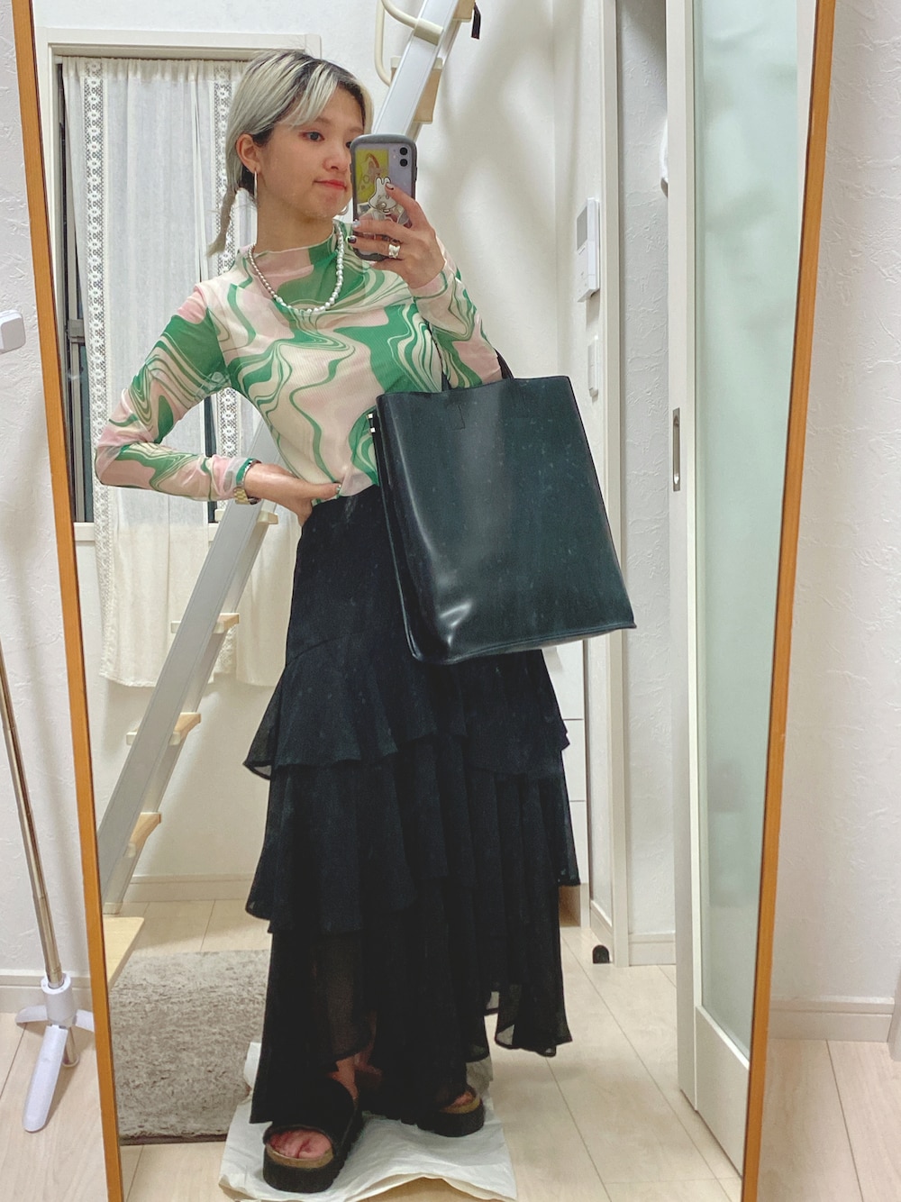 「夏コーデ、シアーシャツ、シアートップス、総柄、ティアードスカート、モード、個性派、パールネックレス、派手、黒スカート、ロングスカート、フレアースカート、ツインテール、レイヤード、グリーン」｜「PIENIのPIENI(ピエニ) SULKA L/ スルカ L（ショルダーバッグ、ブラック系）」を使った、ミミさん（レディース・153cm）の夏コーディネートの1枚目の写真