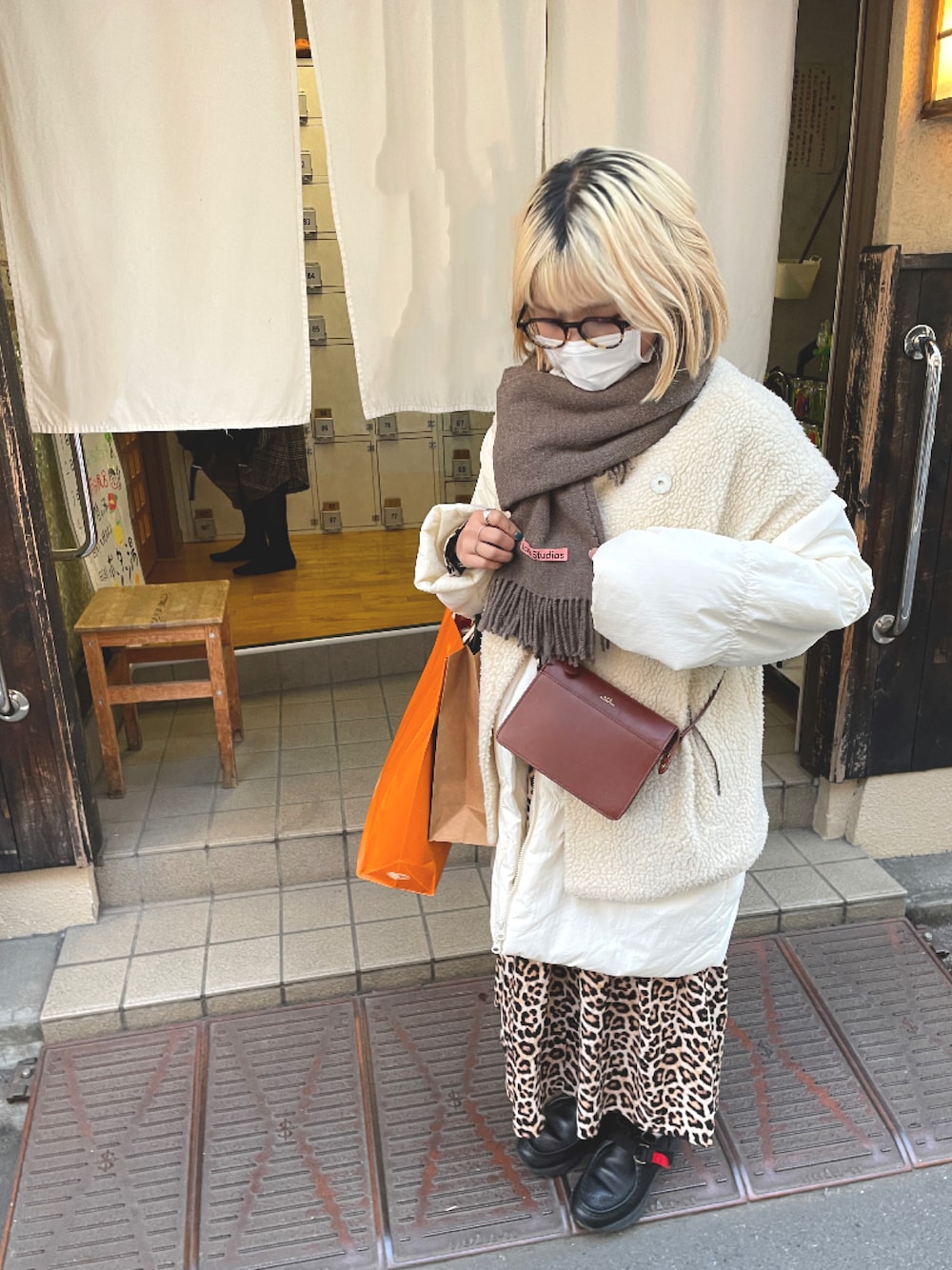 「レオパード、ひょう柄、シャツワンピ、ホワイトコーデ、ホワイト、白ダウン、ダウンコート、ダウンジャケット、ダウンベスト、ハイトーンカラー、黒縁メガネ、ダテメガネ、ボアベスト、ファーベスト、カジュアル」｜「JEANASISのパファー2ウェイハーフコート/256490（その他アウター、ホワイト系）」を使った、ミミさん（レディース・153cm）の冬コーディネートの1枚目の写真