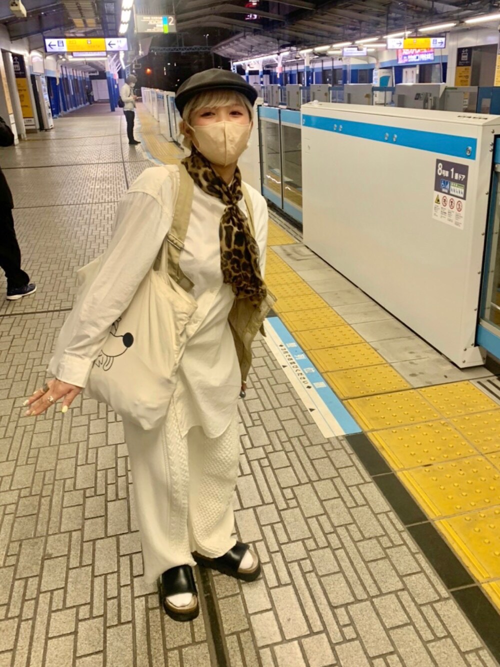 「FUDGEBOYのトラッドスタイル、ケーブルニット、リブパンツ、ニットパンツ、ベスト、フィッシングベスト、ホワイトコーデ、スカーフ、レオパード、ハンチング、ハンチング帽、シャツスタイル、シャツ、白シャツ、キャンバストート」｜「Hender Schemeのcaterpillar（その他シューズ、ブラック系）」を使った、ミミさん（レディース・153cm）の春コーディネートの1枚目の写真