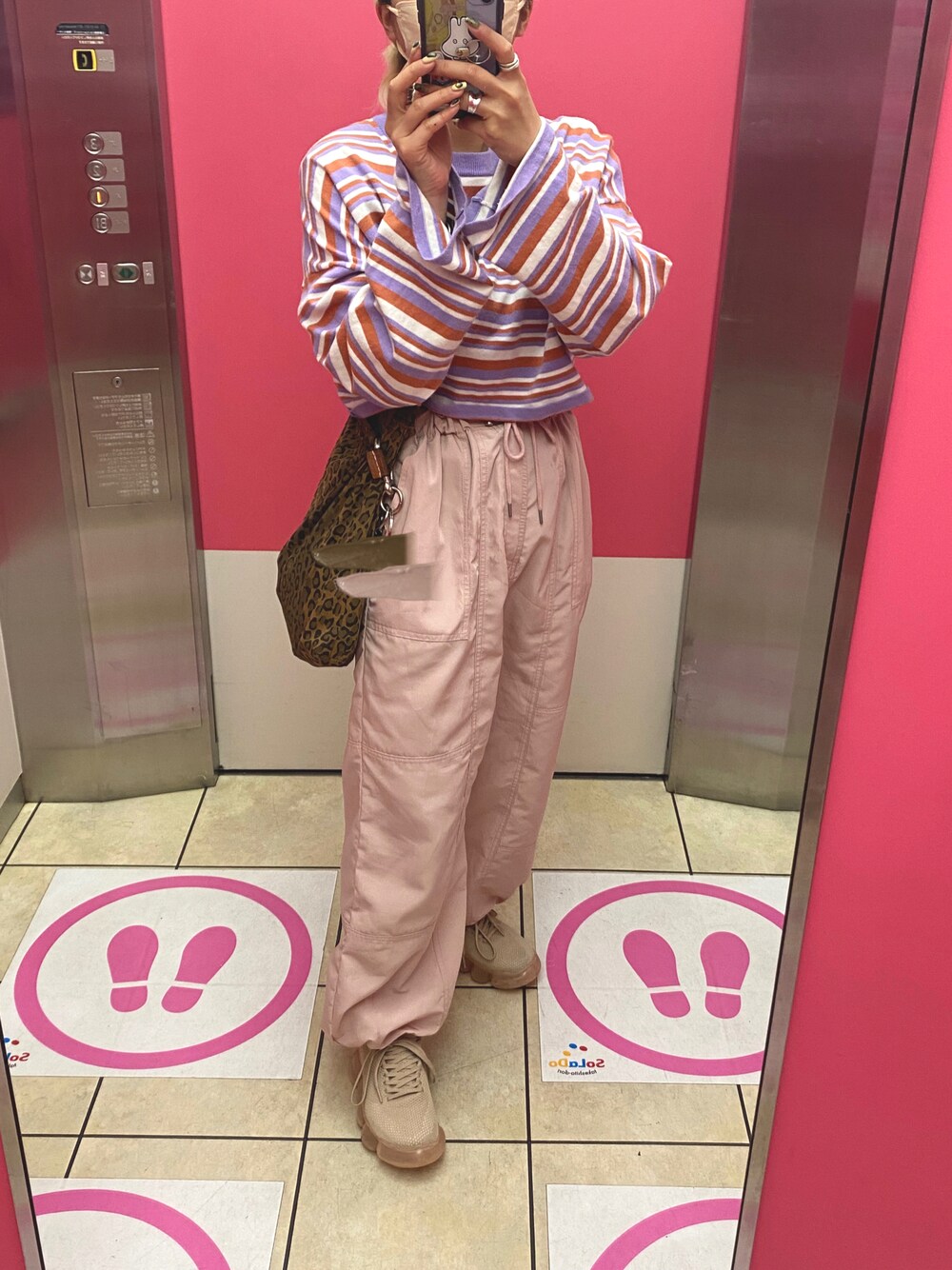 「カジュアルコーデ、ワントーンコーデ、ピンクコーデ、ピンク、カーゴパンツ、ワークパンツ、ピンクパンツ、レオパード、柄×柄、ボーダー、ボーダートップス、ストリート、grounds、mikio sakabe、メンズライク」｜「Chicoの【新色追加】裾絞りカーゴパンツ（カーゴパンツ、ピンク系）」を使った、ミミさん（レディース・153cm）の夏コーディネートの1枚目の写真