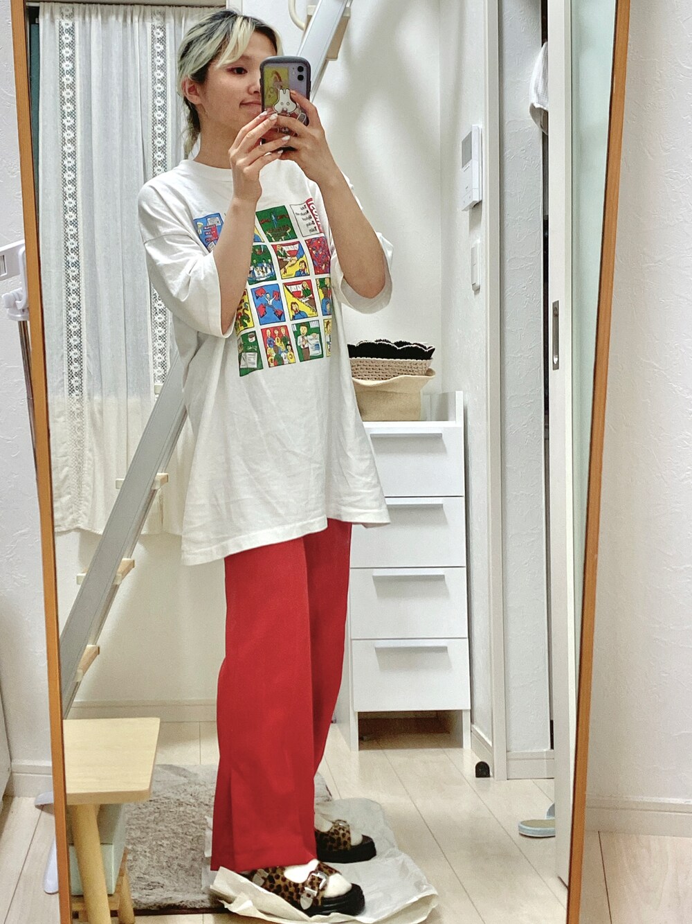 「赤パンツ、カラーパンツ、フレアパンツ、ワイドパンツ、スラックス、Tシャツ、FRUIT OF THE LOOM、古着、オーバーサイズ、ビッグシルエット、ビッグT、レオパード、サンダルに靴下、ひょう柄、メンズライク」｜「WEGOのWEGO/カラースリットフレアパンツ（スラックス、レッド系）」を使った、ミミさん（レディース・153cm）の夏コーディネートの1枚目の写真