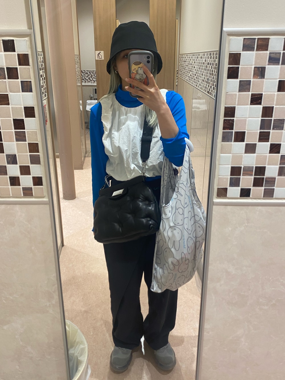 「モード、モードカジュアル、ナイロンベスト、ベスト、シアートップス、ブルーコーデ、巻きスカート、ワイドパンツ、変形パンツ、MM6、メゾンマルジェラ、バケハ、バケットハット黒、ハイトーン系_ヘアカラー、mikio sakabe」｜「groundsの【grounds】 MOOPIE gray x ice gray sole（スニーカー、グレー系）」を使った、ミミさん（レディース・153cm）の春コーディネートの1枚目の写真